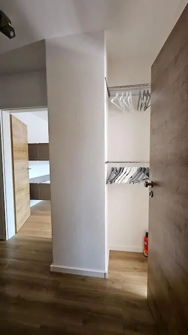Casa 8070 Ingolstadt Donau Am Auwaldsee An Der A9 - Stilvolle Maisonette-Wohnung 91Qm 4 Zimmer Ideal Fuer Gruppen Familien Geschaeftsreisende Fuer 1-9 Personen Inklusive Wlan Netflix Waiputv Kaffee Tee & Kostenloser Parkplatz Am Haus 0*,  Germany