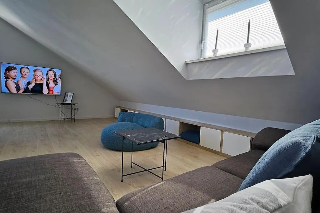 Casa 8070 Ingolstadt Donau Am Auwaldsee An Der A9 - Stilvolle Maisonette-Wohnung 91Qm 4 Zimmer Ideal Fuer Gruppen Familien Geschaeftsreisende Fuer 1-9 Personen Inklusive Wlan Netflix Waiputv Kaffee Tee & Kostenloser Parkplatz Am Haus 0*,  Germany