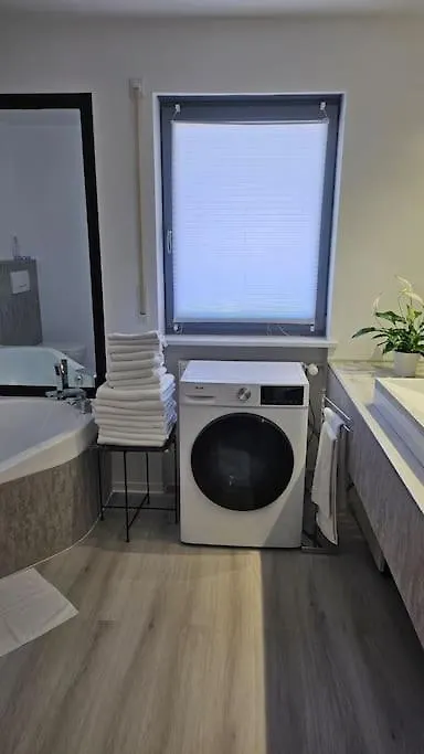 Apartment Casa 8070 Ingolstadt Donau Am Auwaldsee An Der A9 - Stilvolle Maisonette-Wohnung 91Qm 4 Zimmer Ideal Fuer Gruppen Familien Geschaeftsreisende Fuer 1-9 Personen Inklusive Wlan Netflix Waiputv Kaffee Tee & Kostenloser Parkplatz Am Haus Germany