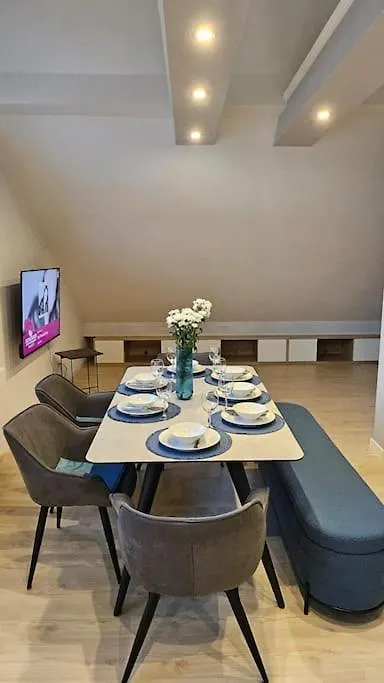 Casa 8070 Ingolstadt Donau Am Auwaldsee An Der A9 - Stilvolle Maisonette-Wohnung 91Qm 4 Zimmer Ideal Fuer Gruppen Familien Geschaeftsreisende Fuer 1-9 Personen Inklusive Wlan Netflix Waiputv Kaffee Tee & Kostenloser Parkplatz Am Haus Apartment
