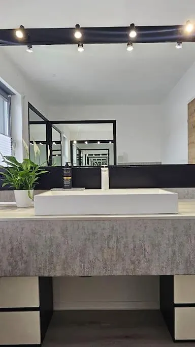 Casa 8070 Ingolstadt Donau Am Auwaldsee An Der A9 - Stilvolle Maisonette-Wohnung 91Qm 4 Zimmer Ideal Fuer Gruppen Familien Geschaeftsreisende Fuer 1-9 Personen Inklusive Wlan Netflix Waiputv Kaffee Tee & Kostenloser Parkplatz Am Haus 0*,  Germany