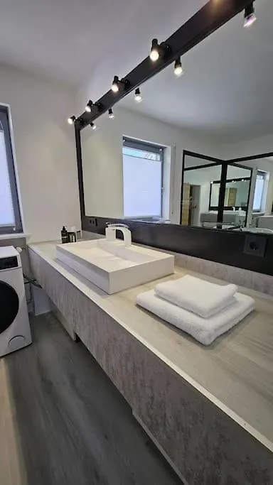 Casa 8070 Ingolstadt Donau Am Auwaldsee An Der A9 - Stilvolle Maisonette-Wohnung 91Qm 4 Zimmer Ideal Fuer Gruppen Familien Geschaeftsreisende Fuer 1-9 Personen Inklusive Wlan Netflix Waiputv Kaffee Tee & Kostenloser Parkplatz Am Haus Apartment