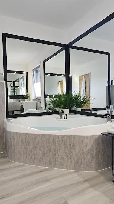 Apartment Casa 8070 Ingolstadt Donau Am Auwaldsee An Der A9 - Stilvolle Maisonette-Wohnung 91Qm 4 Zimmer Ideal Fuer Gruppen Familien Geschaeftsreisende Fuer 1-9 Personen Inklusive Wlan Netflix Waiputv Kaffee Tee & Kostenloser Parkplatz Am Haus Germany