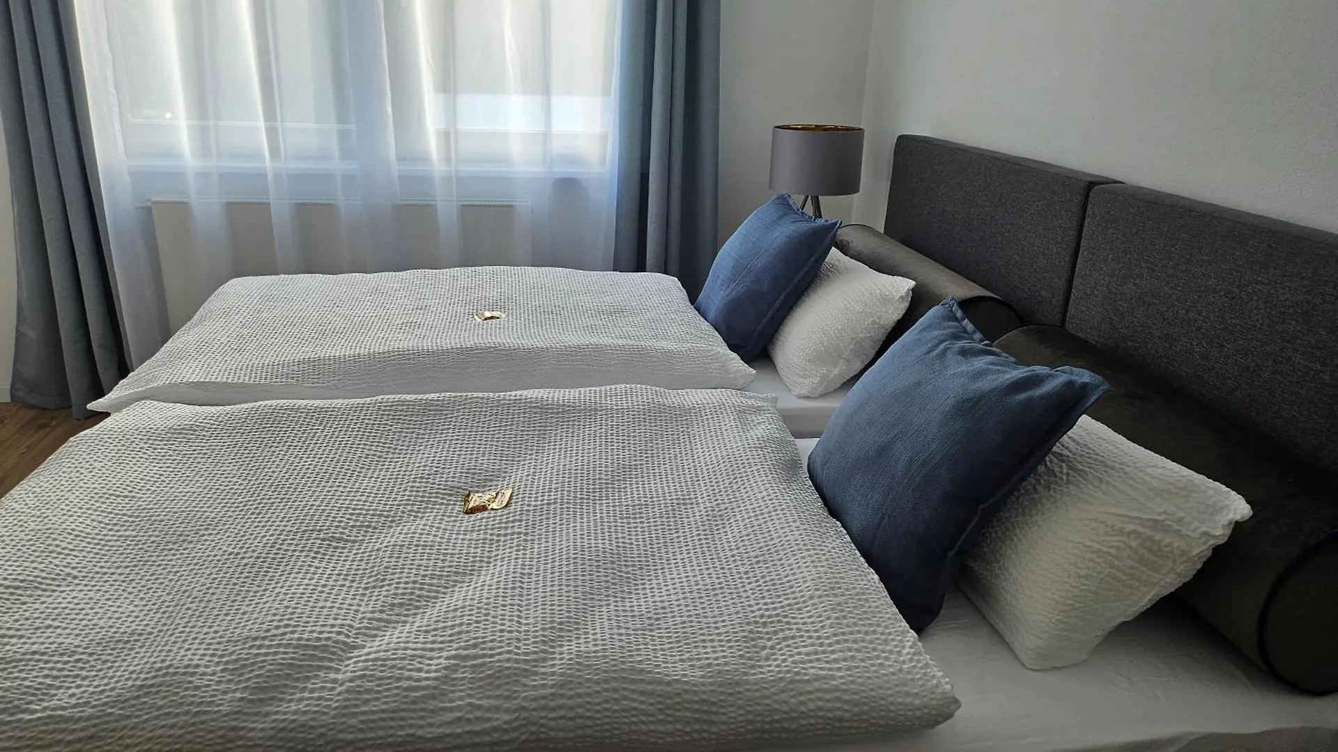 Casa 8070 Ingolstadt Donau Am Auwaldsee An Der A9 - Stilvolle Maisonette-Wohnung 91Qm 4 Zimmer Ideal Fuer Gruppen Familien Geschaeftsreisende Fuer 1-9 Personen Inklusive Wlan Netflix Waiputv Kaffee Tee & Kostenloser Parkplatz Am Haus Apartment