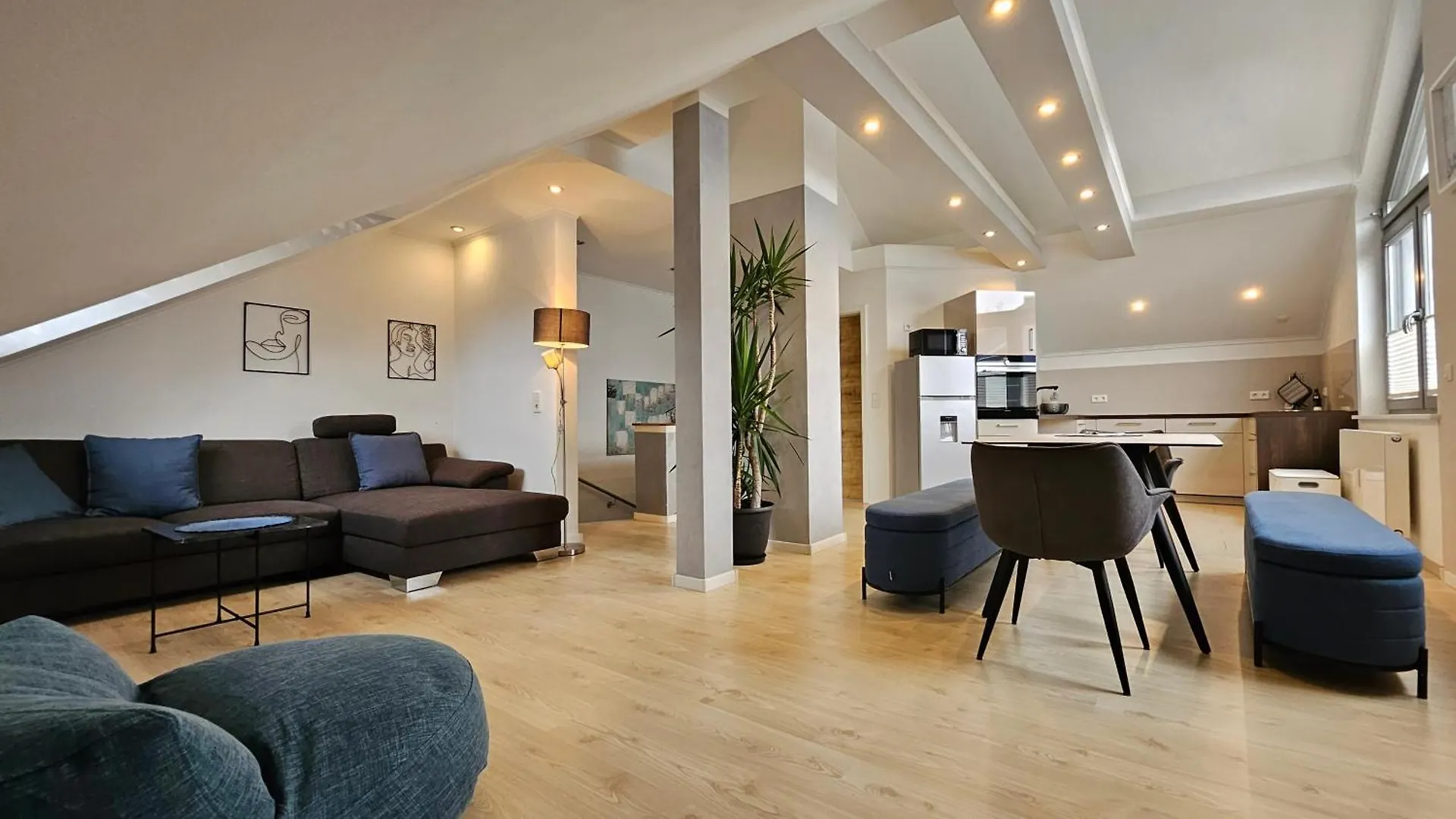 Casa 8070 Ingolstadt Donau Am Auwaldsee An Der A9 - Stilvolle Maisonette-Wohnung 91Qm 4 Zimmer Ideal Fuer Gruppen Familien Geschaeftsreisende Fuer 1-9 Personen Inklusive Wlan Netflix Waiputv Kaffee Tee & Kostenloser Parkplatz Am Haus 0*,  Germany