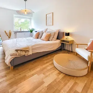 Stilvolle 3-zimmer In Mit Balkon Und Guter Autobahnanbindung Apartment